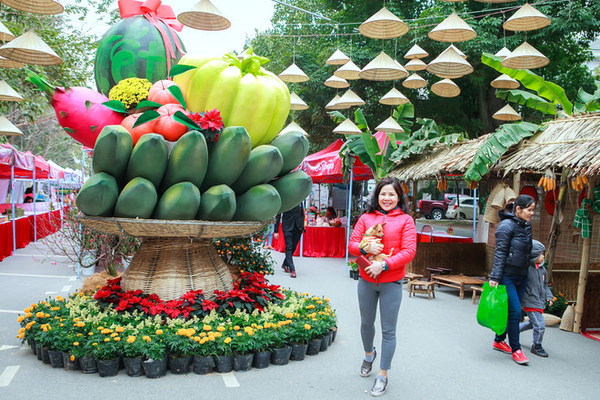 Du khách 'choáng' với mâm ngũ quả khổng lồ ở chợ Tết cuối năm ảnh 3