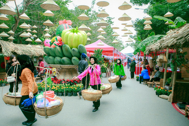 Du khách 'choáng' với mâm ngũ quả khổng lồ ở chợ Tết cuối năm ảnh 4
