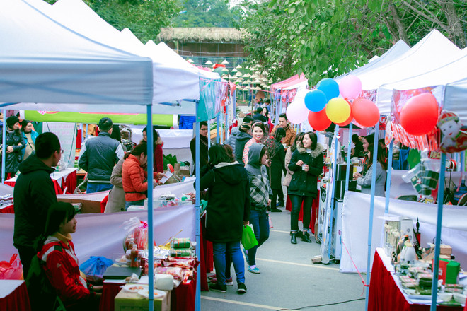 Du khách 'choáng' với mâm ngũ quả khổng lồ ở chợ Tết cuối năm ảnh 9
