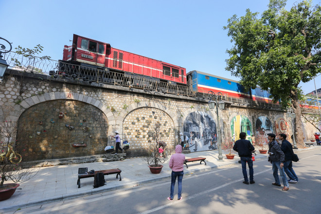 Khám phá phố bích họa Phùng Hưng trong ngày đầu khai trương ảnh 4