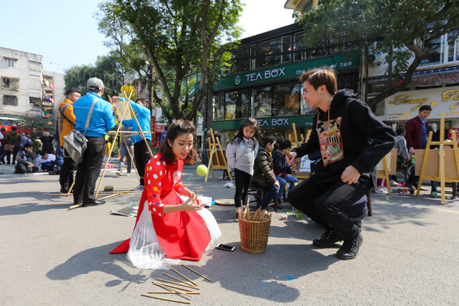 Khám phá phố bích họa Phùng Hưng trong ngày đầu khai trương ảnh 10