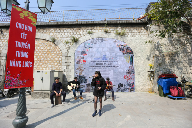 Khám phá phố bích họa Phùng Hưng trong ngày đầu khai trương ảnh 16