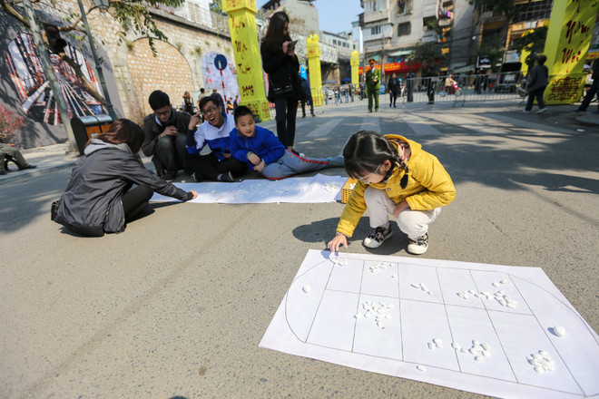 Khám phá phố bích họa Phùng Hưng trong ngày đầu khai trương ảnh 9