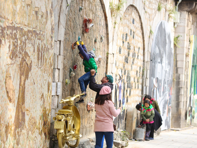 Khám phá phố bích họa Phùng Hưng trong ngày đầu khai trương ảnh 12