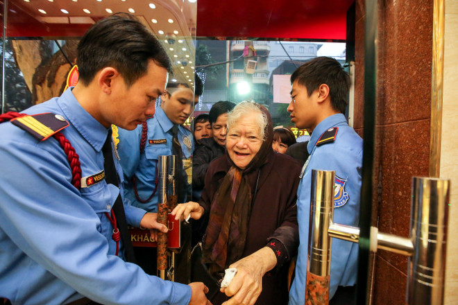 Dân Hà Nội đội mưa xếp hàng sớm mua vàng ngày Thần tài ảnh 9