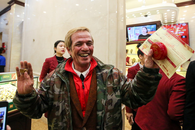 Dân Hà Nội đội mưa xếp hàng sớm mua vàng ngày Thần tài ảnh 14