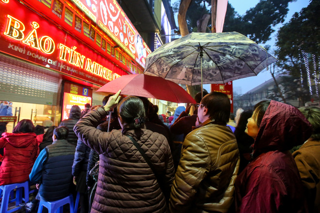 Dân Hà Nội đội mưa xếp hàng sớm mua vàng ngày Thần tài ảnh 1