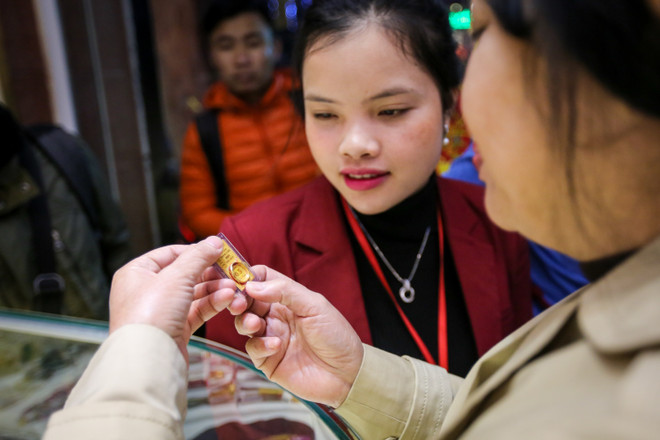 Dân Hà Nội đội mưa xếp hàng sớm mua vàng ngày Thần tài ảnh 12