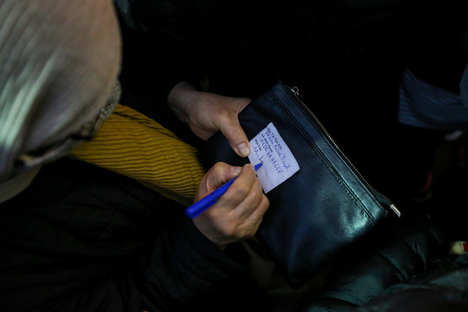 Dân Hà Nội đội mưa xếp hàng sớm mua vàng ngày Thần tài ảnh 5