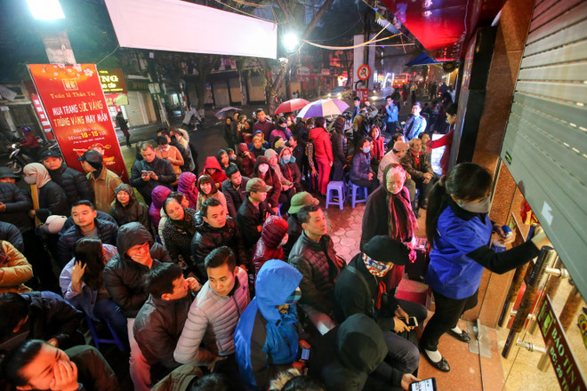Dân Hà Nội đội mưa xếp hàng sớm mua vàng ngày Thần tài ảnh 2