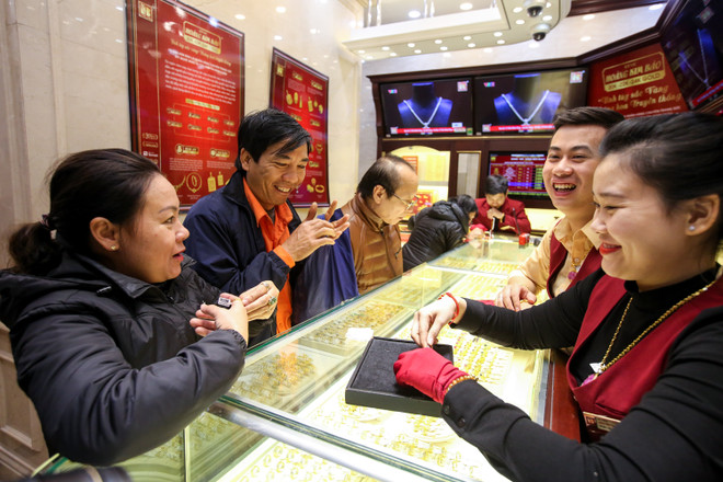 Dân Hà Nội đội mưa xếp hàng sớm mua vàng ngày Thần tài ảnh 11