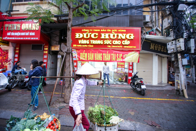 Dân Hà Nội đội mưa xếp hàng sớm mua vàng ngày Thần tài ảnh 16