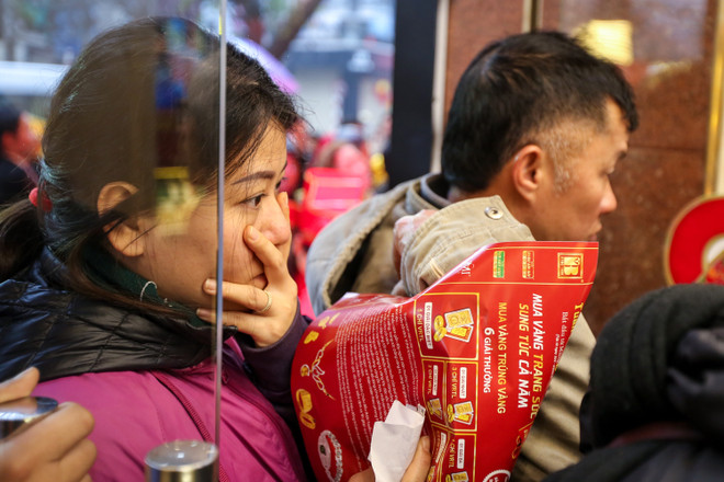 Dân Hà Nội đội mưa xếp hàng sớm mua vàng ngày Thần tài ảnh 10