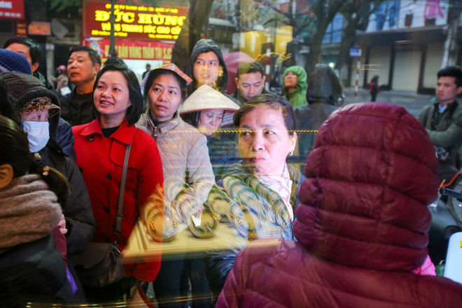 Dân Hà Nội đội mưa xếp hàng sớm mua vàng ngày Thần tài ảnh 15