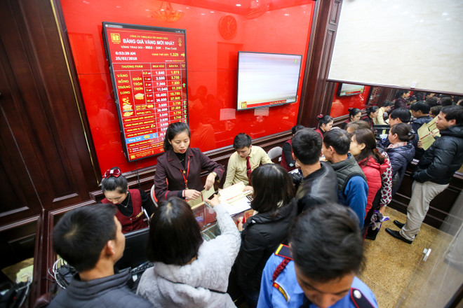 Dân Hà Nội đội mưa xếp hàng sớm mua vàng ngày Thần tài ảnh 13