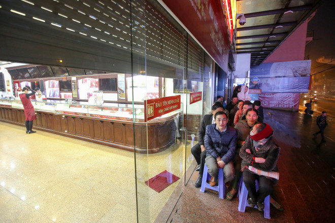 Dân Hà Nội đội mưa xếp hàng sớm mua vàng ngày Thần tài ảnh 4