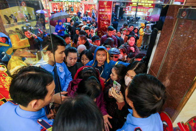Dân Hà Nội đội mưa xếp hàng sớm mua vàng ngày Thần tài ảnh 7