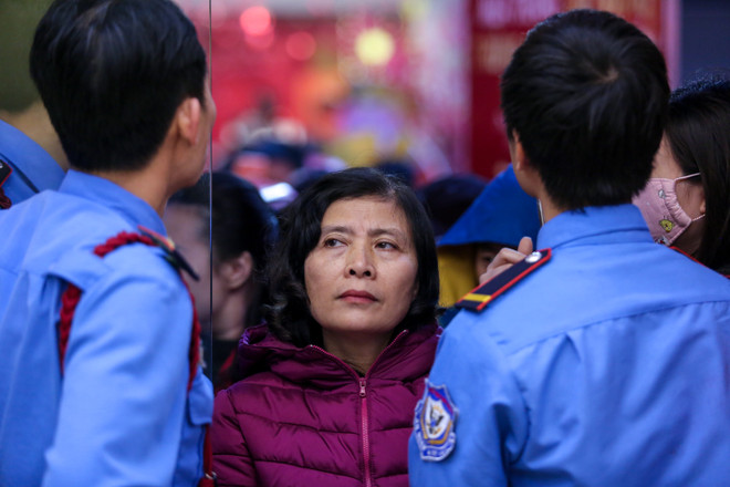 Dân Hà Nội đội mưa xếp hàng sớm mua vàng ngày Thần tài ảnh 8