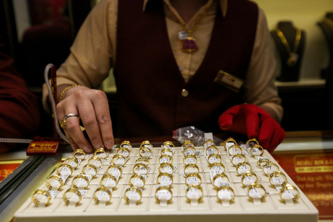 Dân Hà Nội đội mưa xếp hàng sớm mua vàng ngày Thần tài ảnh 6