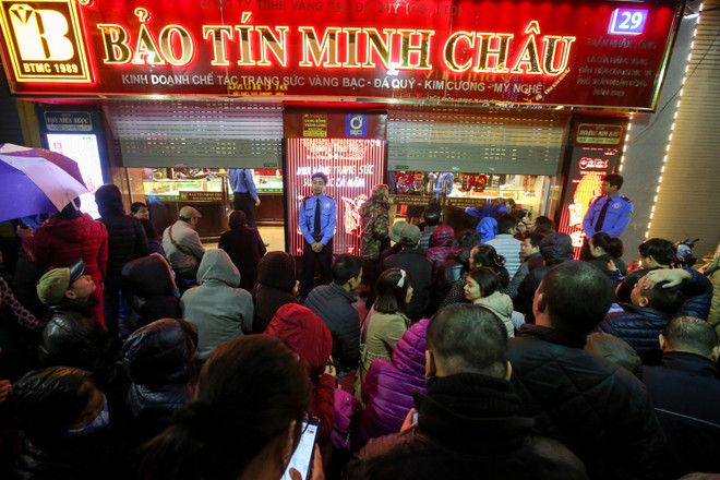 Dân Hà Nội đội mưa xếp hàng sớm mua vàng ngày Thần tài ảnh 3