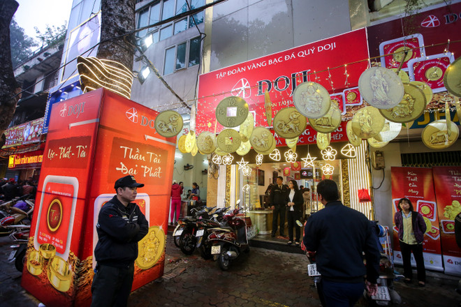 Dân Hà Nội đội mưa xếp hàng sớm mua vàng ngày Thần tài ảnh 17