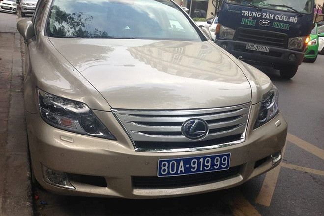 Hà Nội: Tạm giữ xe Lexus mang biển xanh giả 80A-919.99 ảnh 2