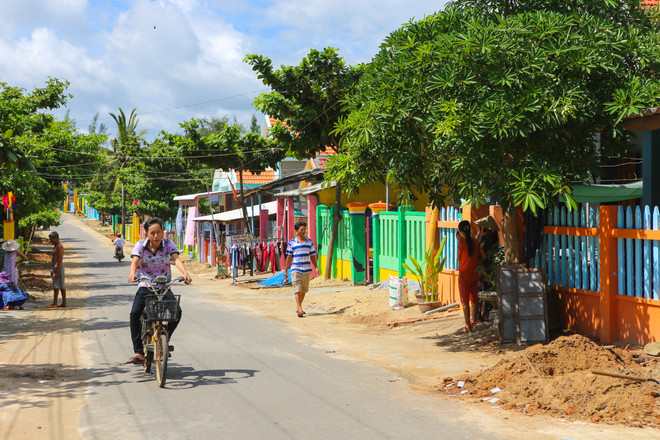 Thôn Trung Thanh được chọn làm làng bích họa bởi mật độ dân cư tập trung cao. Những ngôi nhà sát liền nhau rất dễ tạo ấn tượng và thể hiện các bức tranh sống động. Làng chài nghèo Quảng Nam đẹp ngỡ ngàng với hệ thống bích họa sặc sỡ ảnh 10