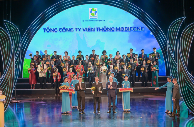 Ông Bùi Sơn Nam – Phó Tổng giám đốc MobiFone nhận hoa và biểu tượng Thương hiệu Quốc gia do Phó Thủ tướng Thường trực Chính phủ Trương Hòa Bình và Bộ trưởng Bộ Thông tin và Truyền thông Nguyễn Mạnh Hùng trao tặng. (Ảnh: MobiFone) 5 giải pháp của MobiFone được công nhận Thương hiệu Quốc gia Việt Nam ảnh 1