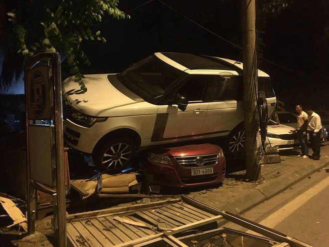Hà Nội: Ôtô tiền tỷ mất lái trèo lên nóc ôtô khác giữa đêm ảnh 1