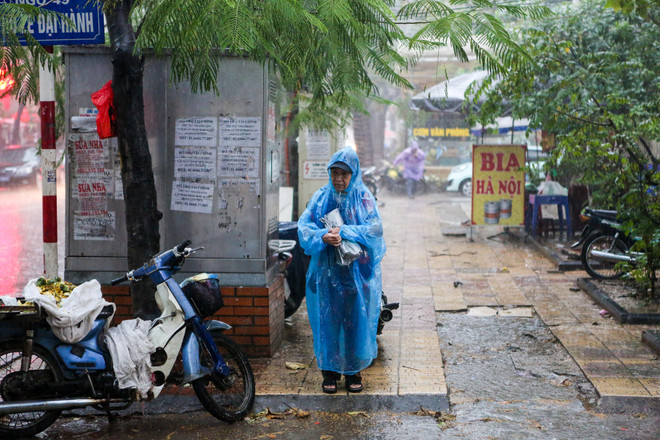 Người dân Thủ đô phấn khích đón "cơn mưa vàng" cuối ngày ảnh 5
