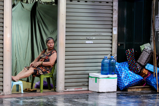 Người dân Thủ đô phấn khích đón "cơn mưa vàng" cuối ngày ảnh 17