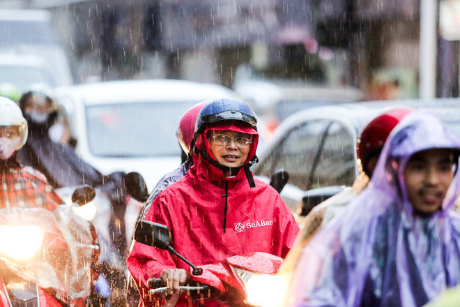 Người dân Thủ đô phấn khích đón "cơn mưa vàng" cuối ngày ảnh 1