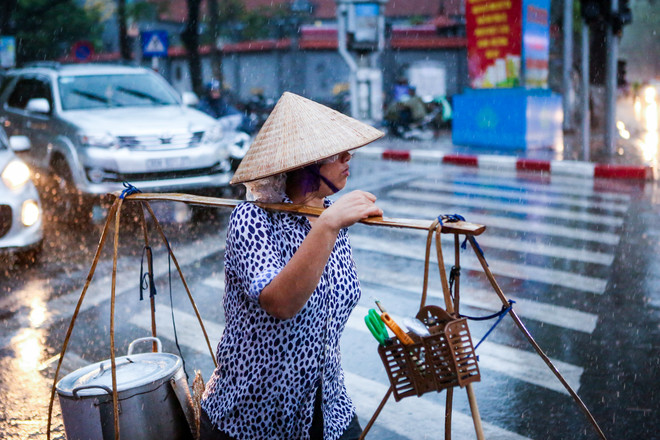 Người dân Thủ đô phấn khích đón "cơn mưa vàng" cuối ngày ảnh 14