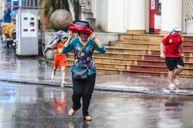 Người dân Thủ đô phấn khích đón "cơn mưa vàng" cuối ngày ảnh 6