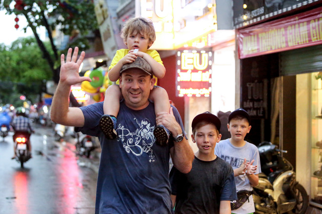 Người dân Thủ đô phấn khích đón "cơn mưa vàng" cuối ngày ảnh 16