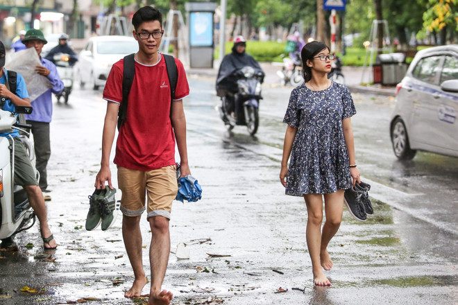 Người dân Thủ đô phấn khích đón "cơn mưa vàng" cuối ngày ảnh 7