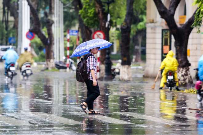 Người dân Thủ đô phấn khích đón "cơn mưa vàng" cuối ngày ảnh 10