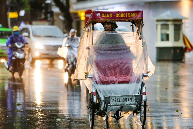 Người dân Thủ đô phấn khích đón "cơn mưa vàng" cuối ngày ảnh 12