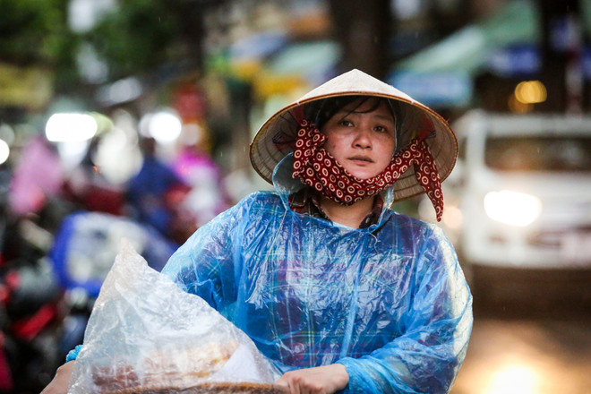 Người dân Thủ đô phấn khích đón "cơn mưa vàng" cuối ngày ảnh 15
