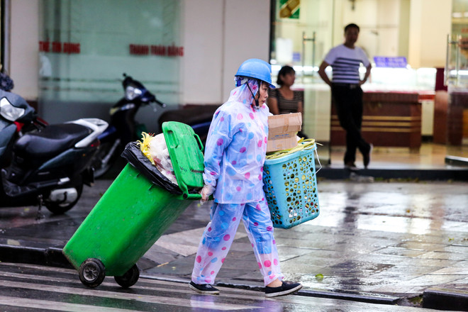 Người dân Thủ đô phấn khích đón "cơn mưa vàng" cuối ngày ảnh 11