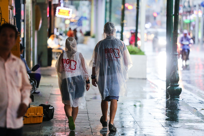 Người dân Thủ đô phấn khích đón "cơn mưa vàng" cuối ngày ảnh 9