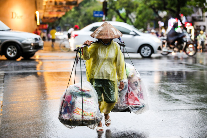 Người dân Thủ đô phấn khích đón "cơn mưa vàng" cuối ngày ảnh 13