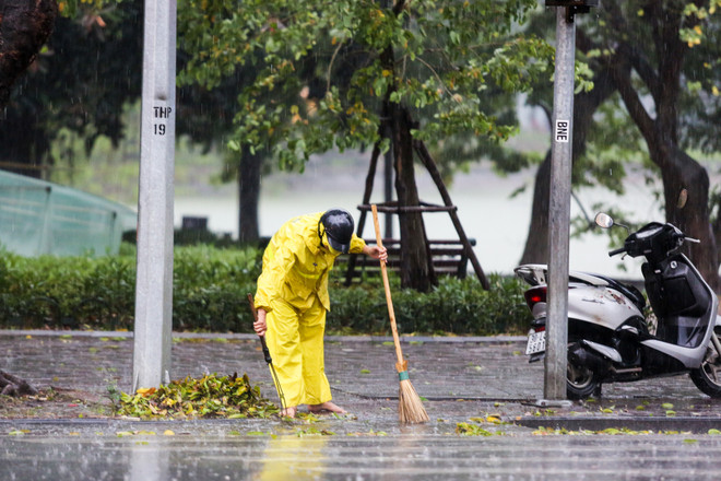 Người dân Thủ đô phấn khích đón "cơn mưa vàng" cuối ngày ảnh 8