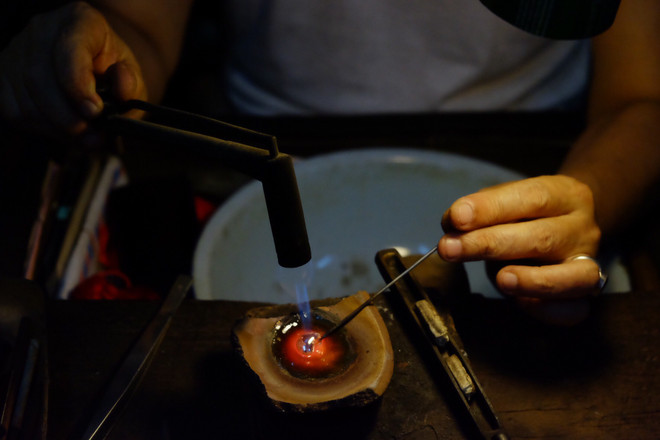 Người lưu giữ nghề chạm bạc truyền thống giữa lòng Hà Nội ảnh 10