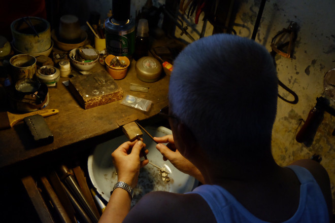 Người lưu giữ nghề chạm bạc truyền thống giữa lòng Hà Nội ảnh 3