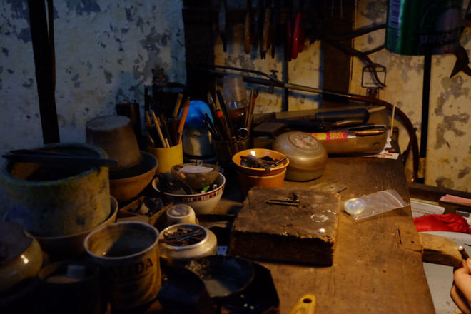 Người lưu giữ nghề chạm bạc truyền thống giữa lòng Hà Nội ảnh 2