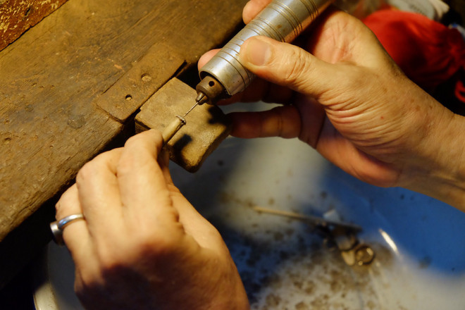 Người lưu giữ nghề chạm bạc truyền thống giữa lòng Hà Nội ảnh 6