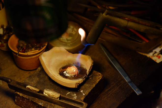 Người lưu giữ nghề chạm bạc truyền thống giữa lòng Hà Nội ảnh 9