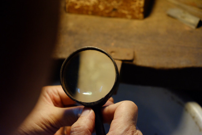 Người lưu giữ nghề chạm bạc truyền thống giữa lòng Hà Nội ảnh 7