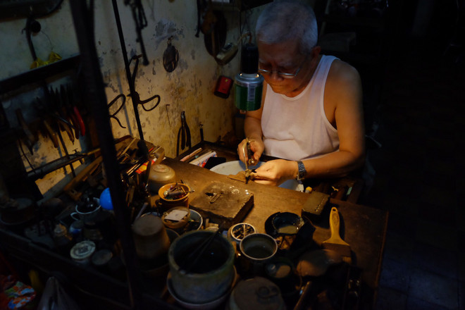 Người lưu giữ nghề chạm bạc truyền thống giữa lòng Hà Nội ảnh 1